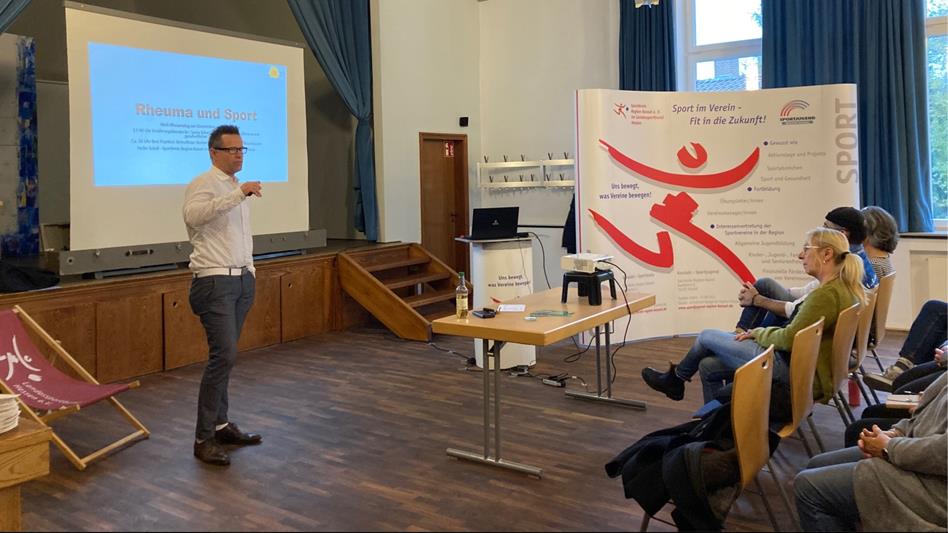 Wie Rheuma und Sport zusammengehen, darüber informierte Dr. Nicolai Steinchen, Rheumatologe aus Kassel, bei der Informations- und Mitmachveranstaltung vom Sportkreis Region Kassel. 